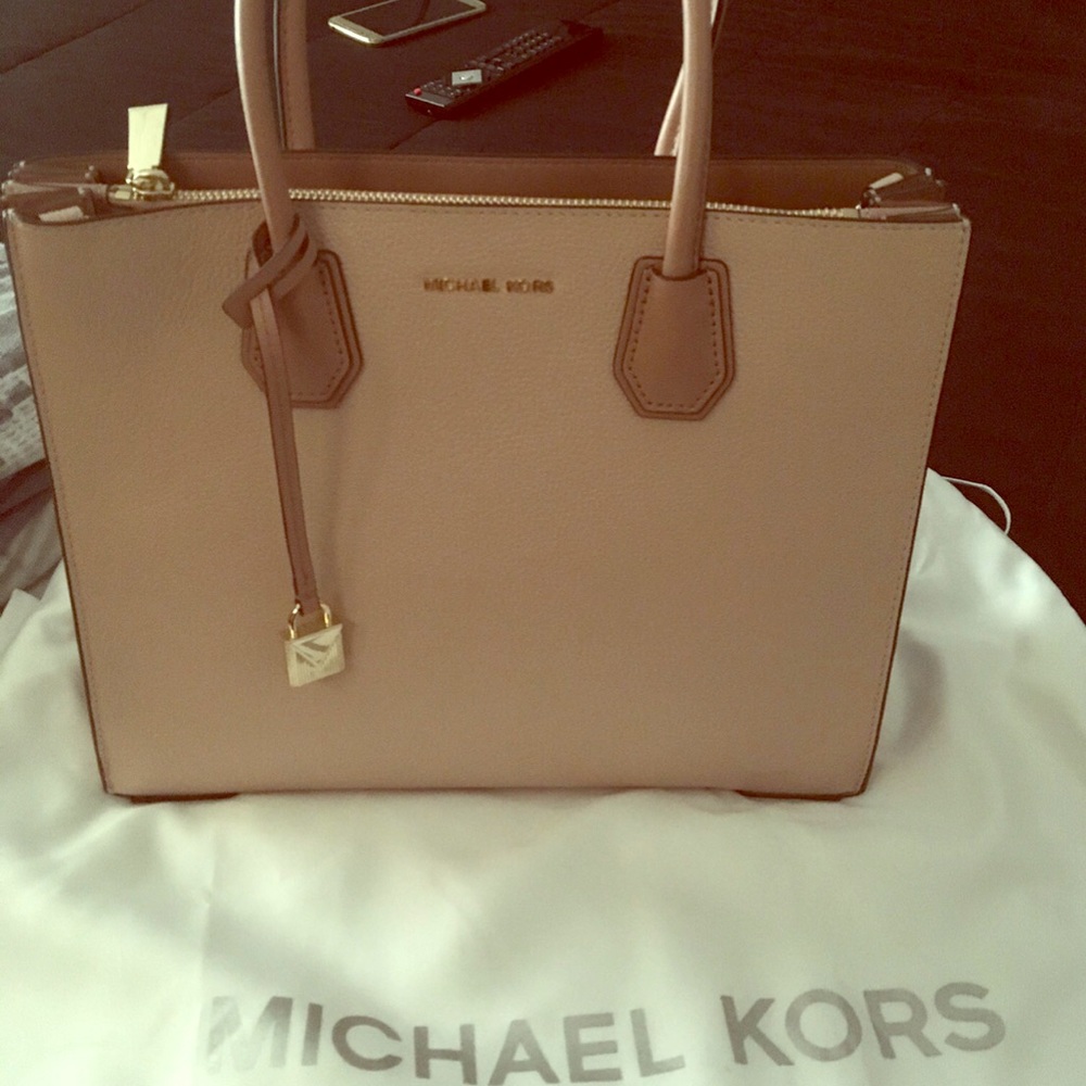 BRAND NEW MICHAEL KORS PURSE NEVER USED